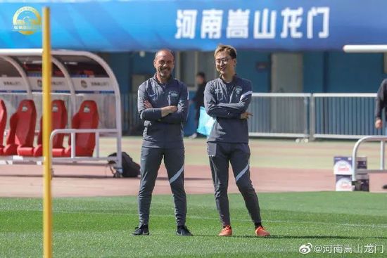 脱岳裙子从后面挺进去小说